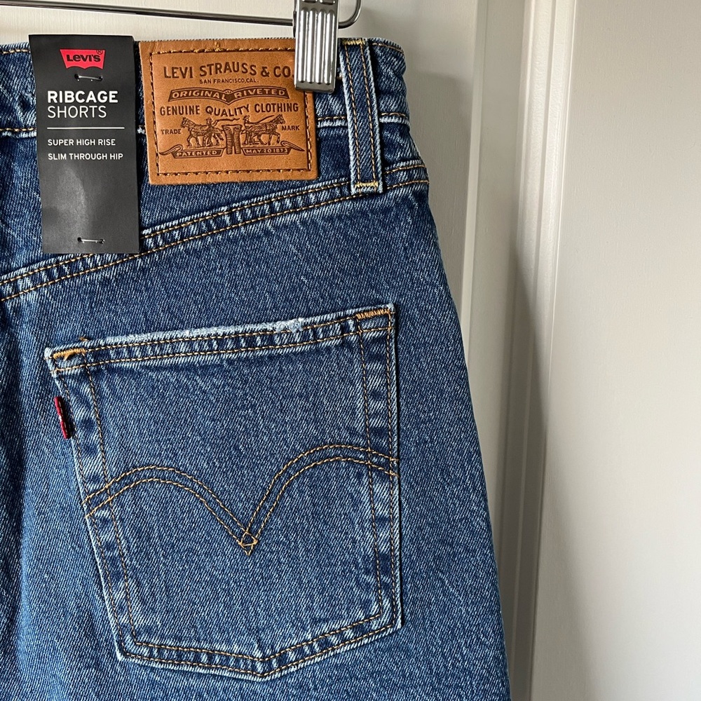 Levi’s Ribcage short in Jive Outlasted - medium wash - Picture 9 of 9